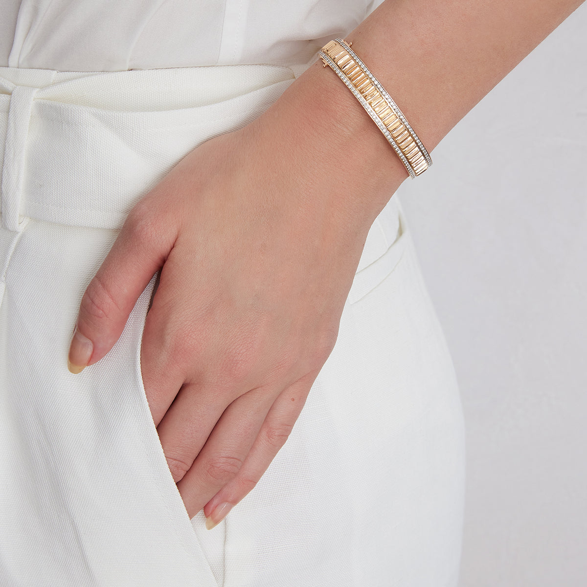 CLIVE 18K GOLD AND DIAMOND EDGE FLUTED CUFF BANGLE – Walters